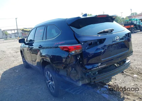 2021 Toyota Highlander Xle z USA, uszkodzony, nr VIN 5TDHZRBH2MS073633